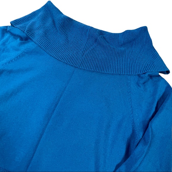 Jones New York size medium blue thin sweater, fold down neck, elastic wrists - Picture 2 of 7